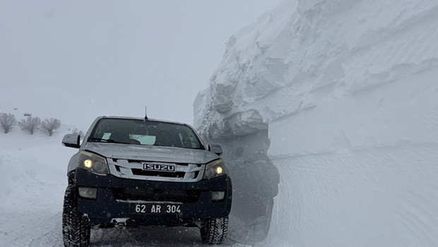Kar kalınlığı araçların yüksekliğini geçti: Kapanan yolları açma çalışması sürüyor