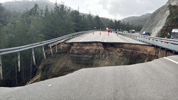Antalya'da Göçük ve Heyelan! Kumluca-Kemer Yolu Kapandı mı?