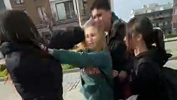 14 yaşındaki kız, okul çıkışında akranının saldırısına uğradı