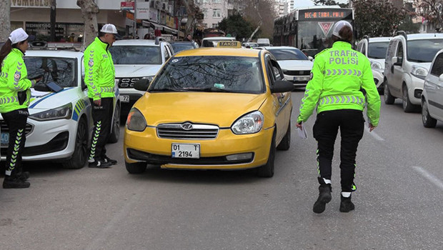 Yayalara yol vermediği için ceza kesildi | Taksi şoföründen bir garip çıkış