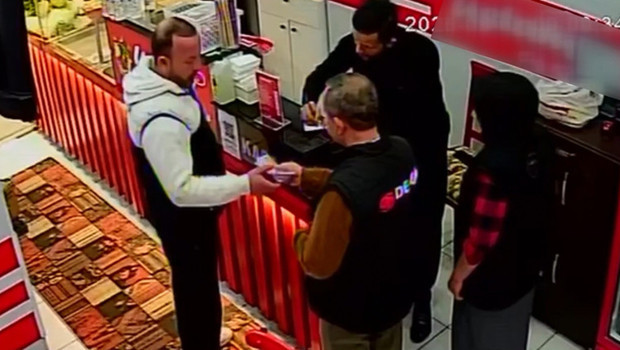 Beyoğlu'nda Dolandırıcılık Şoku: Çiğ Köfteciyi Vurdu!