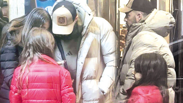 Kızlarıyla görüntülenince sinirlendi: Çekmeyin, istemiyorum!