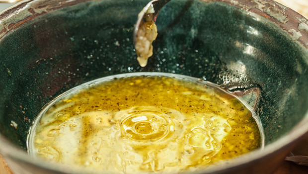 Yatmadan önce bir kaşık zeytinyağı ve limon içerseniz... Sağlık rutini mi, sosyal medya efsanesi mi?