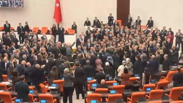 Meclis'te gerginlik! Akın Gürlek ve Mustafa Çiftçi'nin yemin töreni öncesi yumruklu kavga