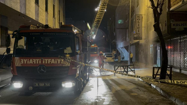 Bağcılar'da Kağıt Bardak Atölyesinde Yangın Panik Yaratıyor!