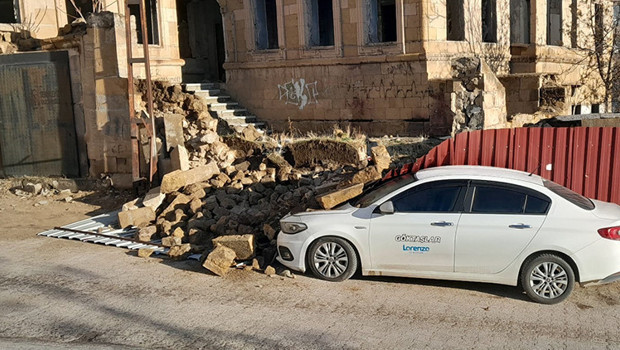 Niğde'de Tarihi Ev Duvarı Otomobilin Üzerine Düştü!
