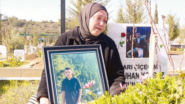 Batuhan’ın annesi mezarı başında adalet istedi: Oğlum mezarda katiller dışarıda