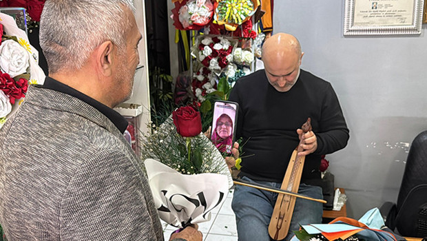 Dükkanın camına astı: 65 yaş üstüne ücretsiz veriyor! 'Bugüne özel bir jestimiz daha var'