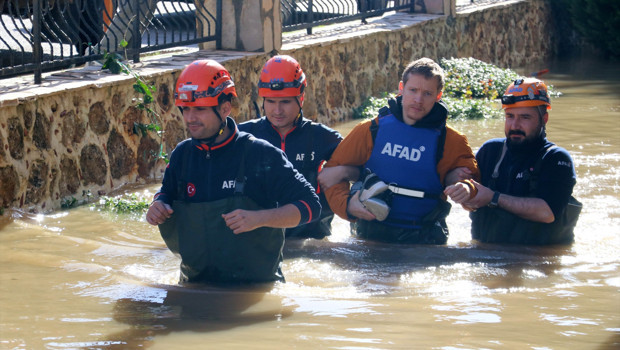 Antalya'da 24 saatte metrekareye 74,4 kilogram yağış düştü! Çay taştı, mahsur kalanlar kurtarıldı