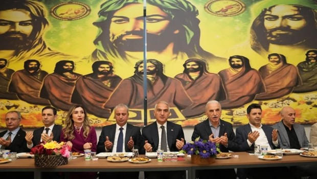 Bakan Ersoy Alevi-Bektaşi dedeleri ve canlarla Hızır lokmasında buluştu