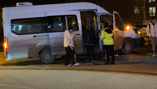 Bursa'daki O Kaza: Servis Minibüsü ve Otomobil Çarpıştı, 9 Yaralı!