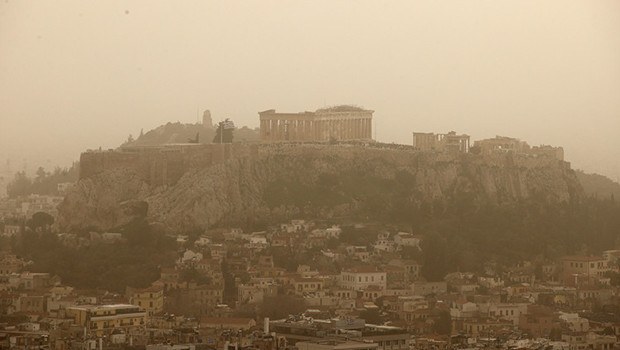 Atina'da gökyüzü sarıya büründü