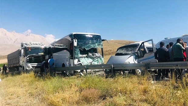 Yolcu otobüsüyle kamyonun çarpıştı: 11 ölü, 27 yaralı