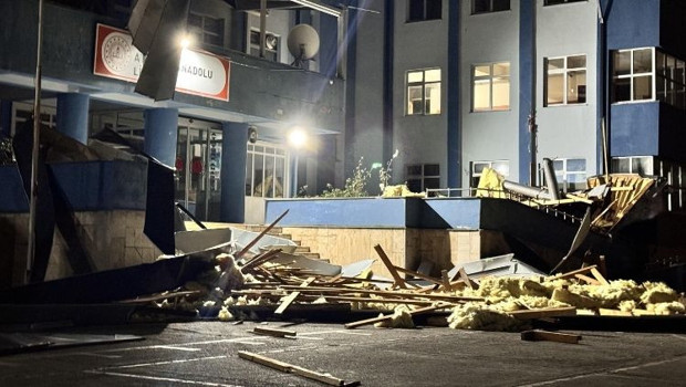 Düzce'de çatısı uçan lisede eğitime yarın ara verildi