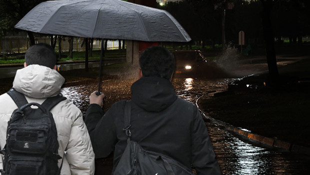 Meteoroloji tarih verdi! Hava sıcaklığı 10 derece birden düşüyor: Sağanak yağış ve fırtına geliyor... | 16 ilde sarı alarm verildi