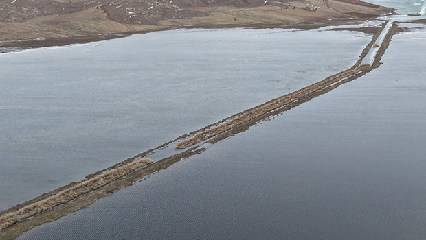 Kentteki yoğun yağıştan sonra kar suları eridi göl taştı