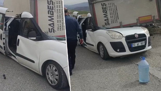 TIR'ın dorsesi, radar aracının üzerine devrildi: Jandarma personeli yaralandı