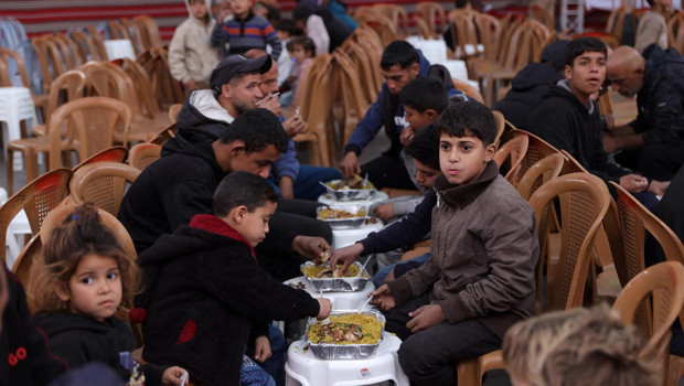 Gazze'deki Filistinliler, İsrail bombalarının sesleri olmadan ilk iftarını açtı