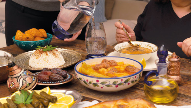 İftarda hızlı ve çok yemekten kaçının