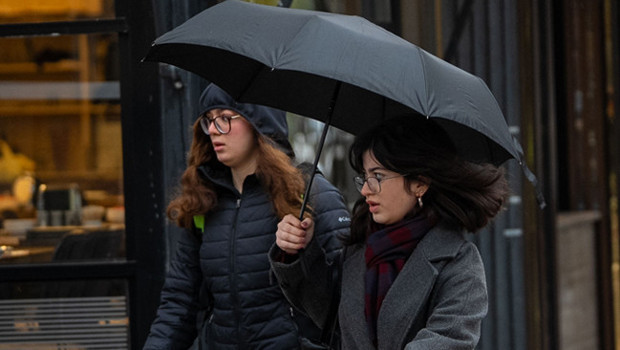 Hava sıcaklığı batıda artarken doğuda düşecek! Kuvvetli yağış ve fırtına uyarısı: Hızı 70 kilometreyi bulacak