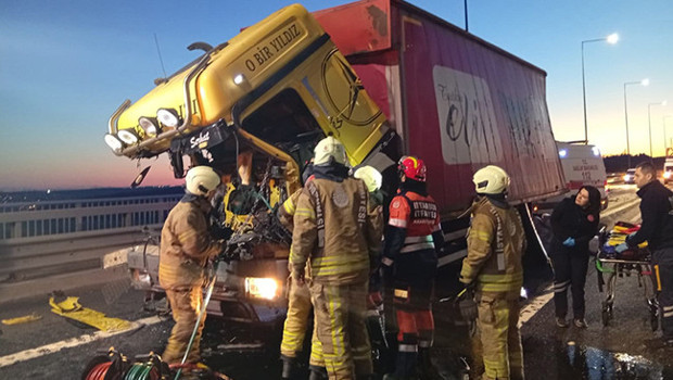 Kuzey Marmara Otoyolu'nda kamyon TIR'a çarptı