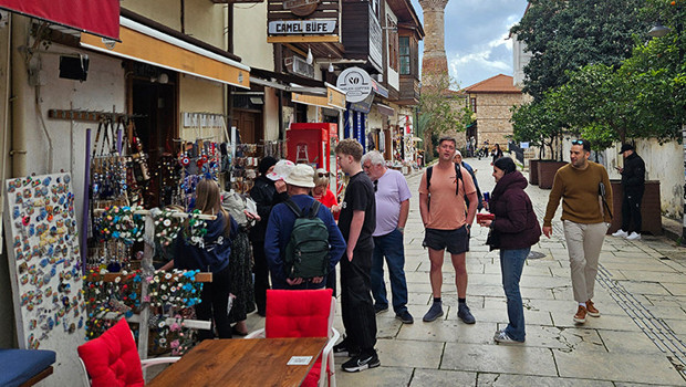 İş yerlerinden sökülmesi için kurul karar alınmıştı | Uygulama başladı; esnaf Venedik'i örnek gösterip çözüm talep etti