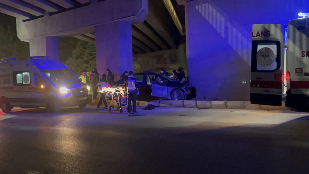 Üst geçidin beton blokuna çarpan otomobilde öldü