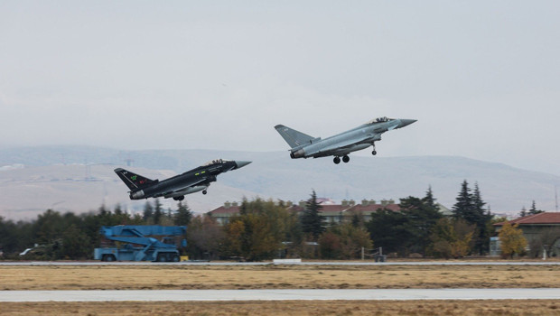 Hava Kuvvetleri Komutanlığına bağlı uçaklar Karadeniz üzerinde eğitim uçuşu yaptı