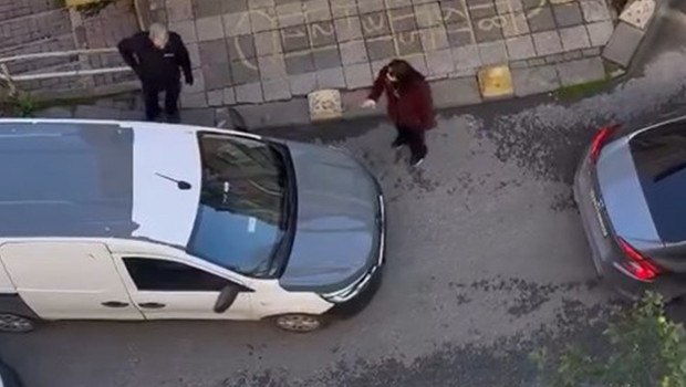 Kadıköy'de park yeri kavgası: 'Burası evimin önü, defol çık'