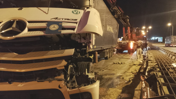 Büyükçekmece'de TIR Devrildi! Şoför Hastaneye Kaldırıldı mı?