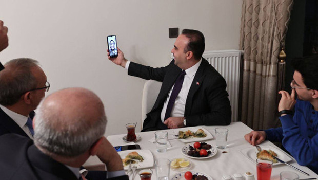 Bakan Kacır, depremzede ailenin iftar sofrasına konuk oldu! Bakandan sürpriz telefon