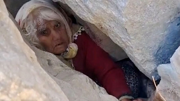 Kayalık bölgede 5 metrelik yarığa düşen yaşlı kadın 24 saat sonra kurtarıldı