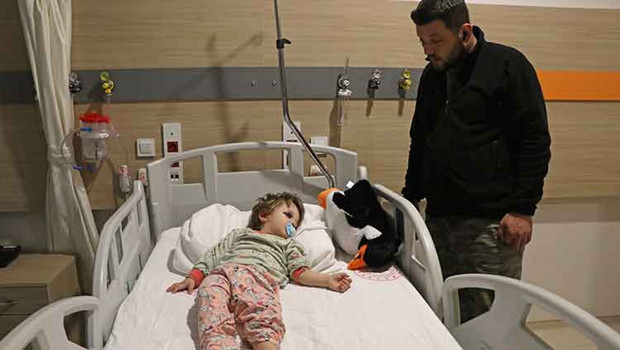 Bu nasıl vicdansızlık! Baba ile 14 aylık kızı komşuları tarafından darbedildi