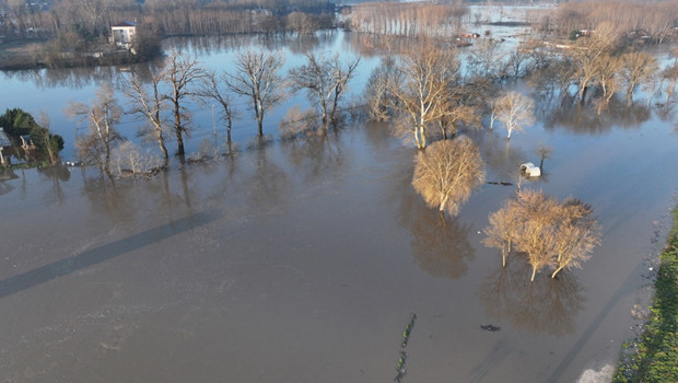 'Kırmızı' uyarı koduyla izlenen Meriç Nehri'nin debisi artıyor! Çok sayıda ekip sevk edildi