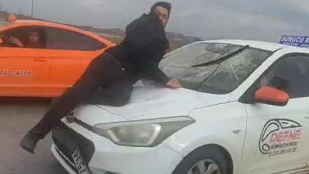 Ankara'dan şok görüntü: Kaput üzerinde 20 kilometre sürükledi!