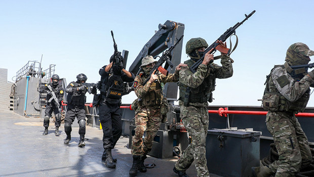 İran ordusundan yeni tatbikat: Basra'da topçu ateşi