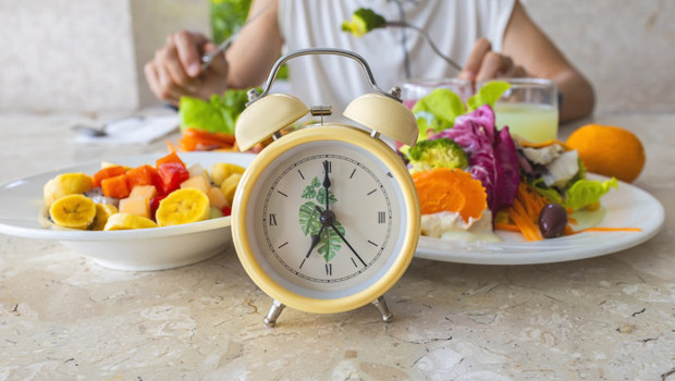 1 saat yiyip 23 saat aç kalıyorlar! Günde tek öğün yemek yerseniz bir ay sonra bakın vücudunuzda neler oluyor