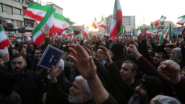 İran'da Hamaney'in ölümü yüz binleri sokağa döktü