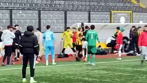 Futbol Maçında Kargaşa! Kimliği Unutulan Öğrenciye Polis Yardım Etti mi?