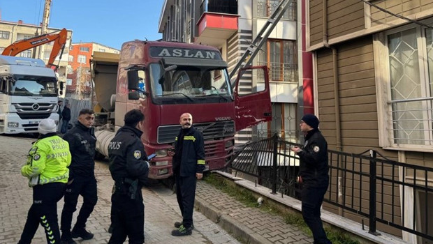 Kağıthane'de aydınlatma direğine çarpan kamyonunun sürücüsü yaralandı