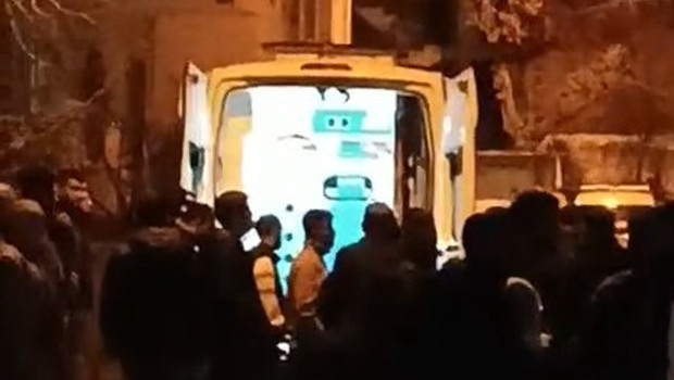 Annesini aldatan babasını öldürdü