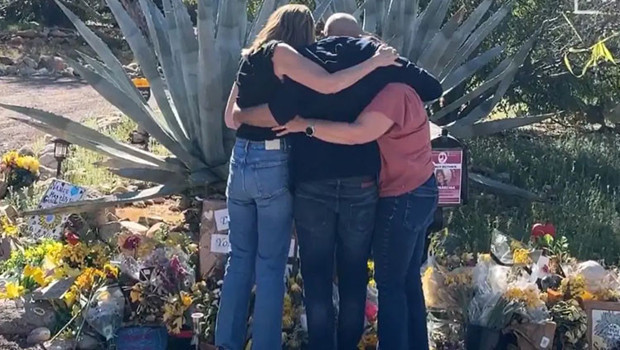 Uykusunda kaçırılan annesi bir aydır bulunamıyor… Ünlü sunucu çaresizce bekliyor… Evinin önünde gözyaşlarına boğuldu