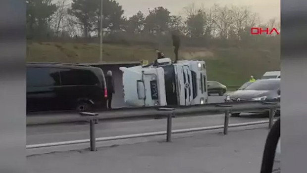 Eyüpsultan TEM Otoyolu'nda hafriyat kamyonu devrildi