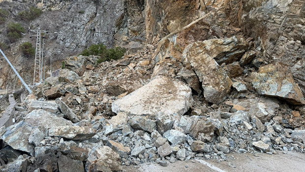 İki ili birbirine bağlayan yolda heyelan: Ulaşıma kapandı