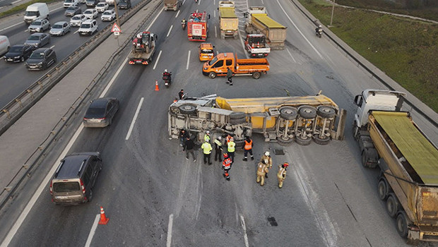 Eyüpsultan TEM Otoyolu'nda hafriyat kamyonu devrildi