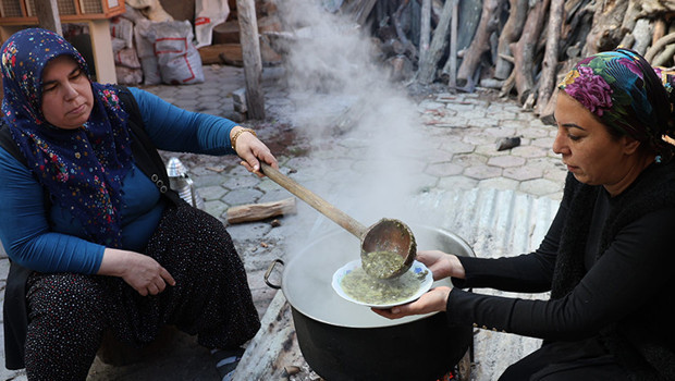 Doğada toplayıp özel yöntemle zehrini alıyorlar: Kazanlarda pişince şifaya dönüşüyor