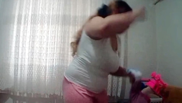 Eve yerleştirilen gizli kamera gerçeği ortaya çıkarmıştı! Gözü dönmüş anneye 6 yıl hapis cezası