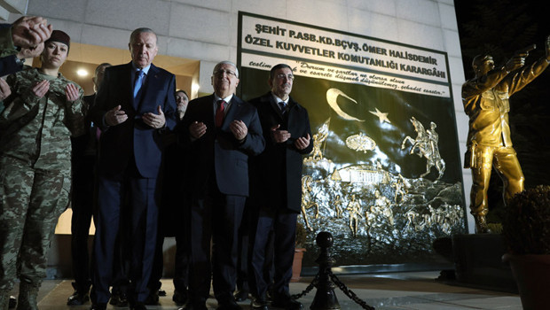 Cumhurbaşkanı Erdoğan, Ömer Halisdemir'in şehit olduğu noktadaki anıtın önünde dua etti