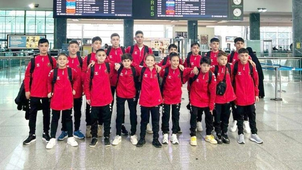 21 minik futbolcu Katar’da mahsur