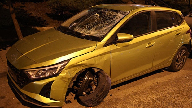 Karşı yöne geçen otomobil, motosiklet ve 5 araca çarptı